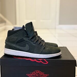 Jordan 1 Mid nuoveau sequoia _ Size 10